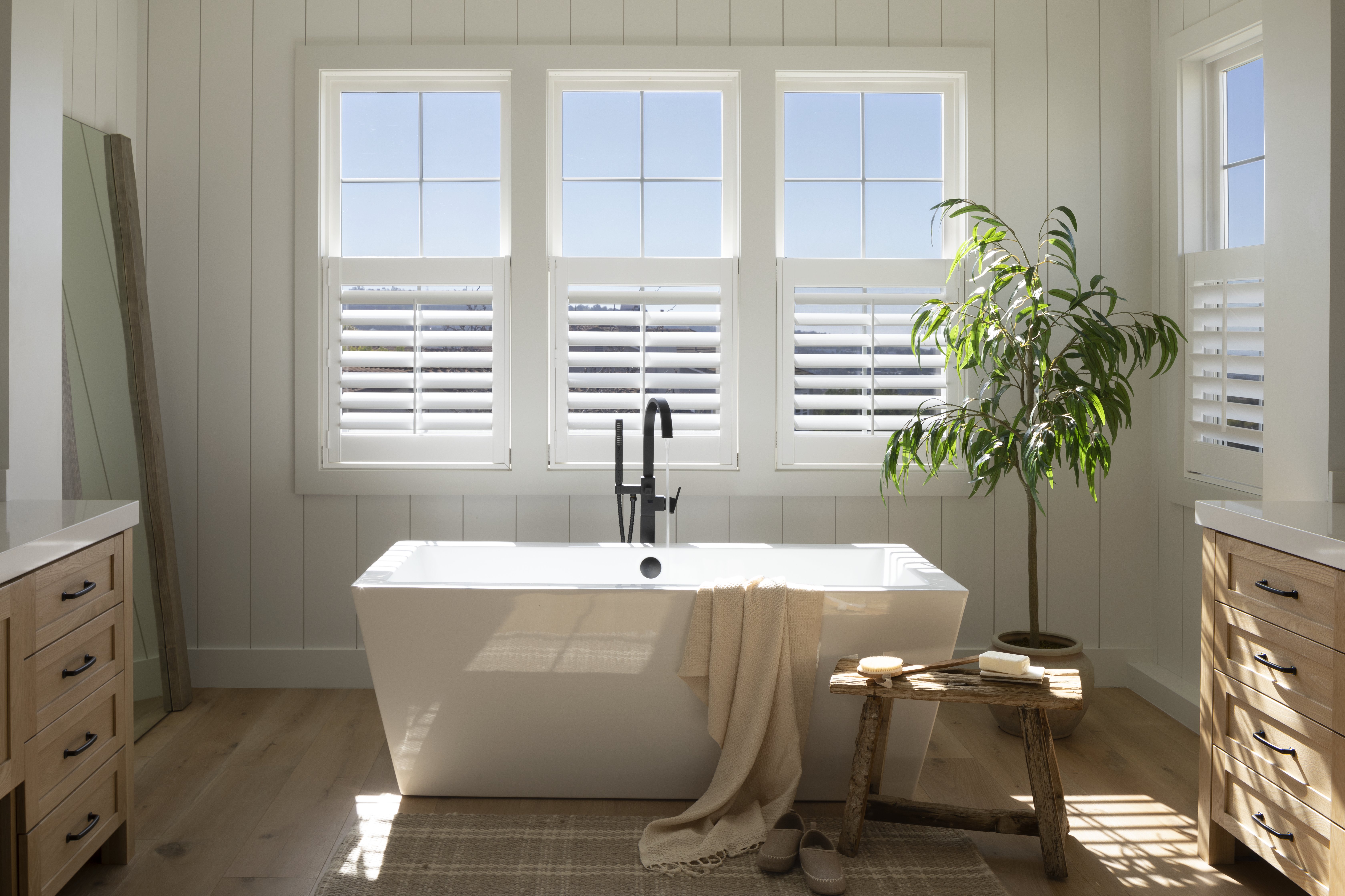 Cafe style shutters on bathroom windows
